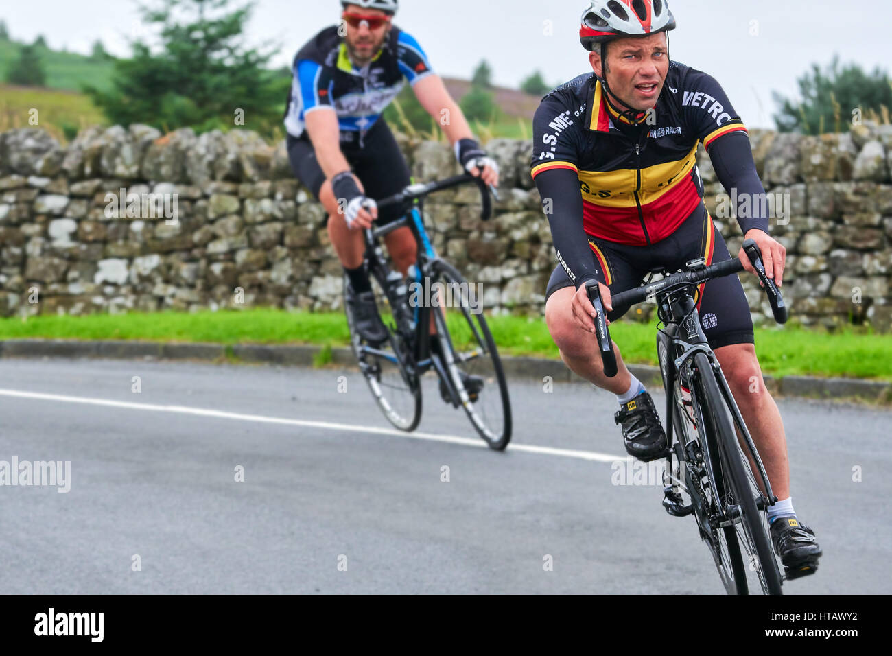 NORTHUMBERLAND, England, Großbritannien - 07 August 2016: Eine Gruppe von Reitern auf einer Trainingsfahrt für eine lange Distanz endurance Road Race. Stockfoto