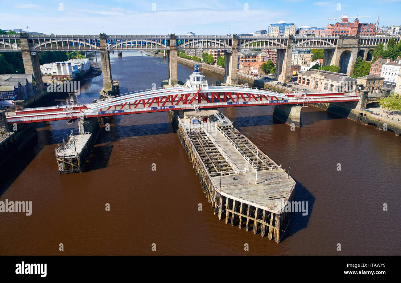 NEWCASTLE UPON TYNE, ENGLAND, UK - 13. August 2015: The Swing & High Level Brücken über den Fluss Tyne in Newcastle. Stockfoto