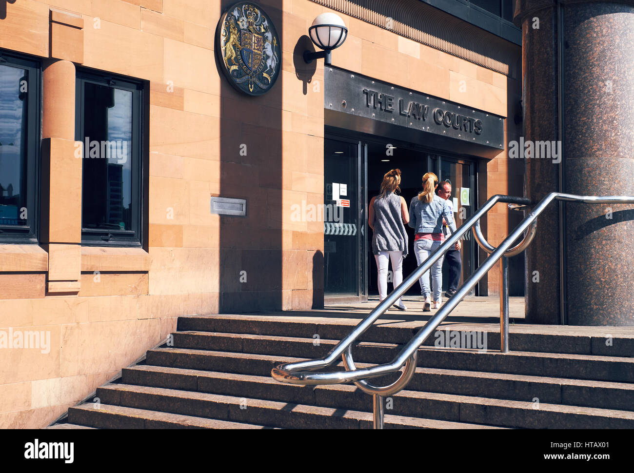 NEWCASTLE UPON TYNE, ENGLAND, UK - 13. August 2015: Menschen außerhalb Newcastle Crown Cour auf Newcastle Quayside. Stockfoto