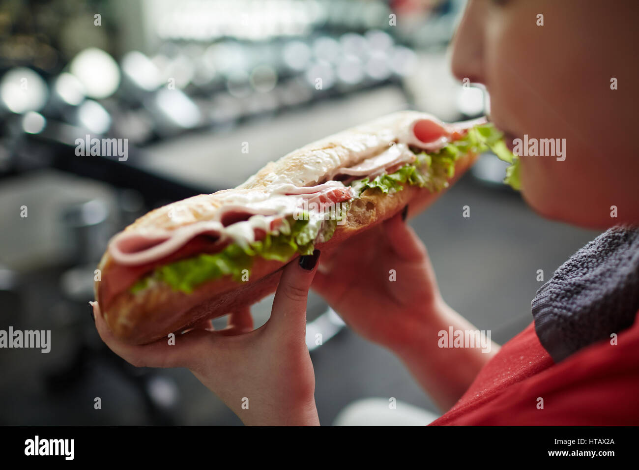 Closeup Aufnahme von großen fettigen Mast Sandwich in Händen der übergewichtigen Frau Stockfoto