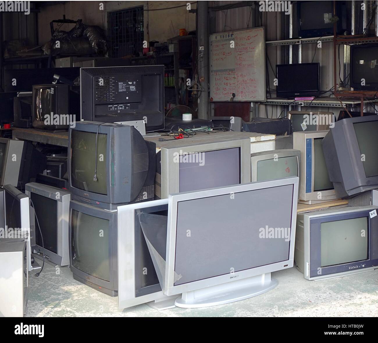 KAOHSIUNG, TAIWAN--17. Oktober 2015: einen lokalen Speicher für die Reparatur und recycling von traditionellen und flachen Fernsehern. Stockfoto