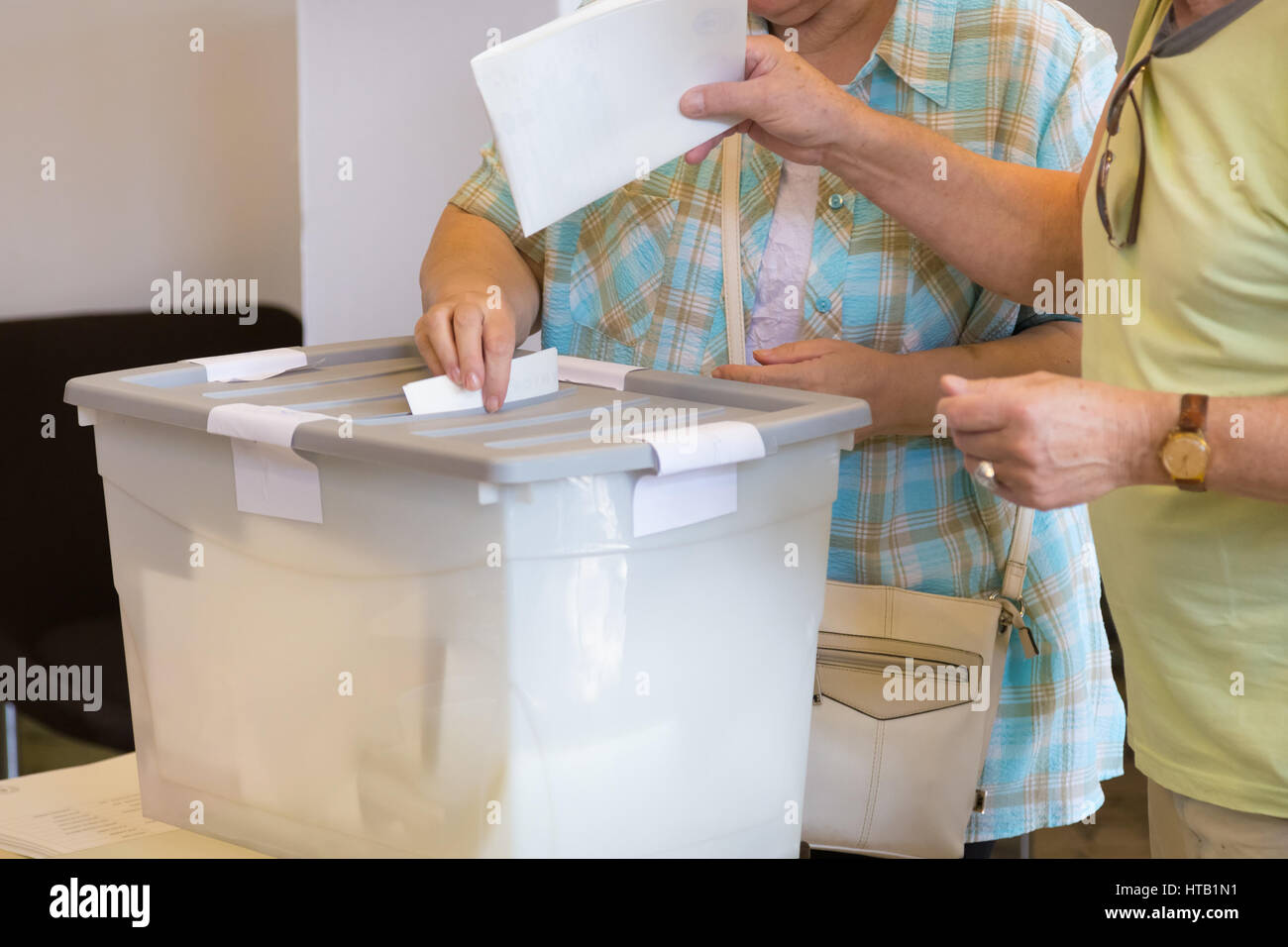 Seniorinnen und Senioren demokratischer Wahlen abstimmen. Stockfoto