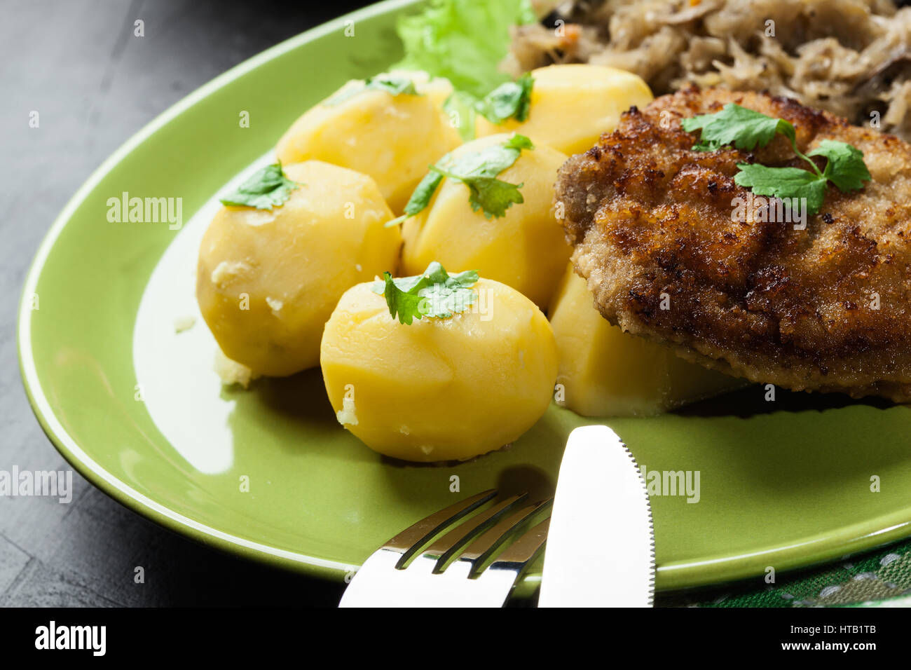 Schweinebraten kartoffelsalat -Fotos und -Bildmaterial in hoher ...