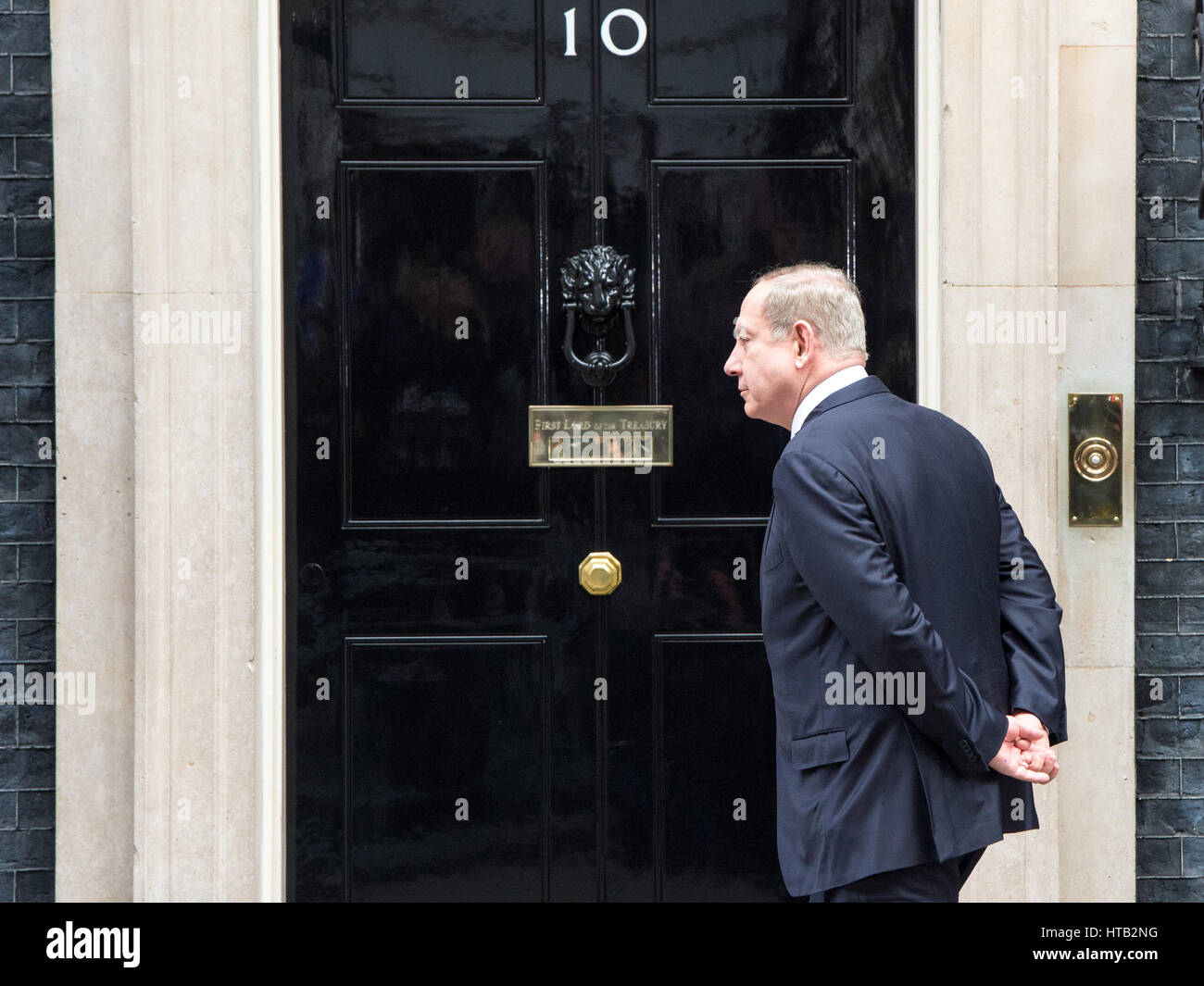 Nachdem zunächst vor der Haustür, Benjamin Netanyahu, warten gehalten trifft Premierminister von Israel schließlich Ministerpräsident Theresa May für Gespräche auf Nummer 10 Downing Street.  Mitwirkende: Benjamin Netanjahu, israelischer Politiker wo: London, Uni Stockfoto