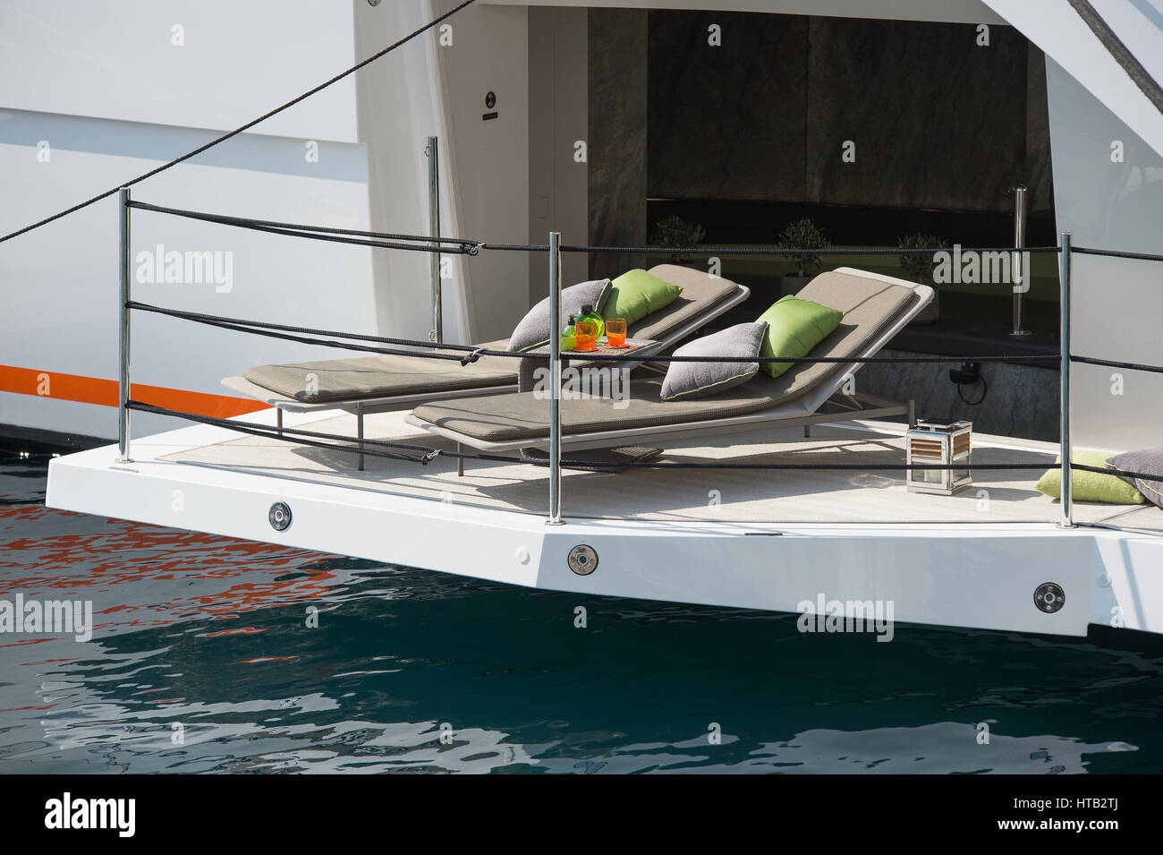 Outrider Deck super Luxusyacht mit Liegestühlen Stockfoto