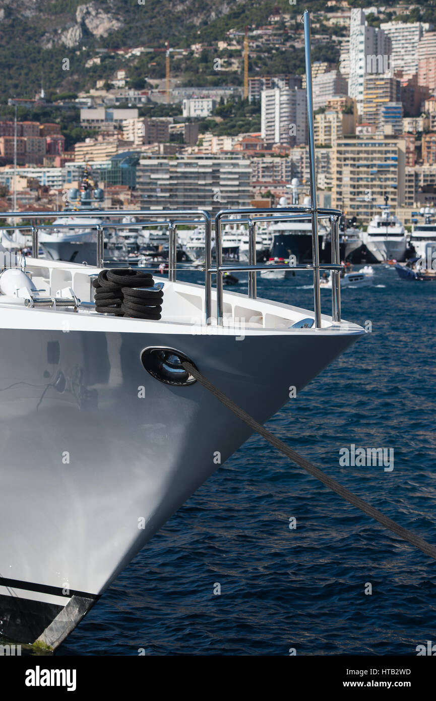 Bogen des Luxus-Yacht in Monte Carlo Marina gefesselt Stockfoto