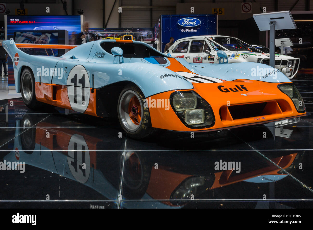 Der Porsche 917 von Jacky Ickx und Derek Bell blau und orange Golf Farbe  Stockfotografie - Alamy