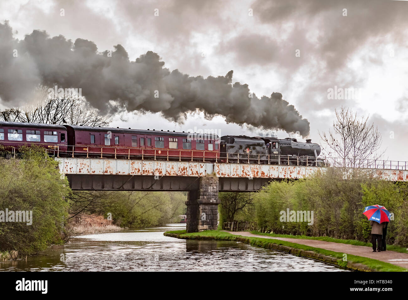 Die Rosen Express von Southport nach York und Rückkehr am Gathurst am Leeds-Liverpool-Kanal auf Montag, 4. April 2011 zu sehen. Stockfoto