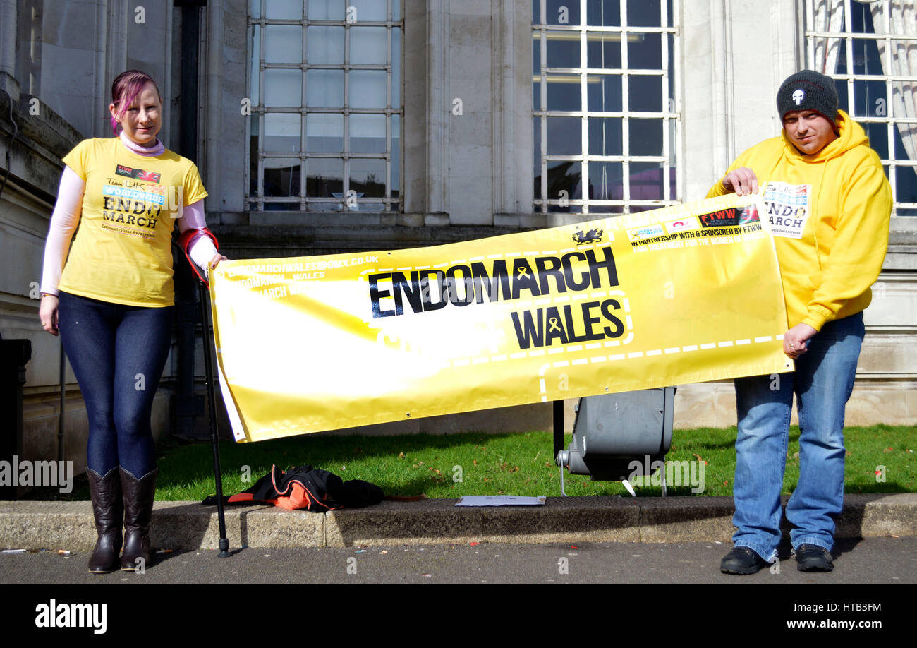 CARDIFF, VEREINIGTES KÖNIGREICH. 2. März 2017. Nicola Dally und Jay Dally vor Cardiff City Hall. Nicola, 35 von Pontypridd, ist Kapitän der Mannschaft für Worldwide Stockfoto