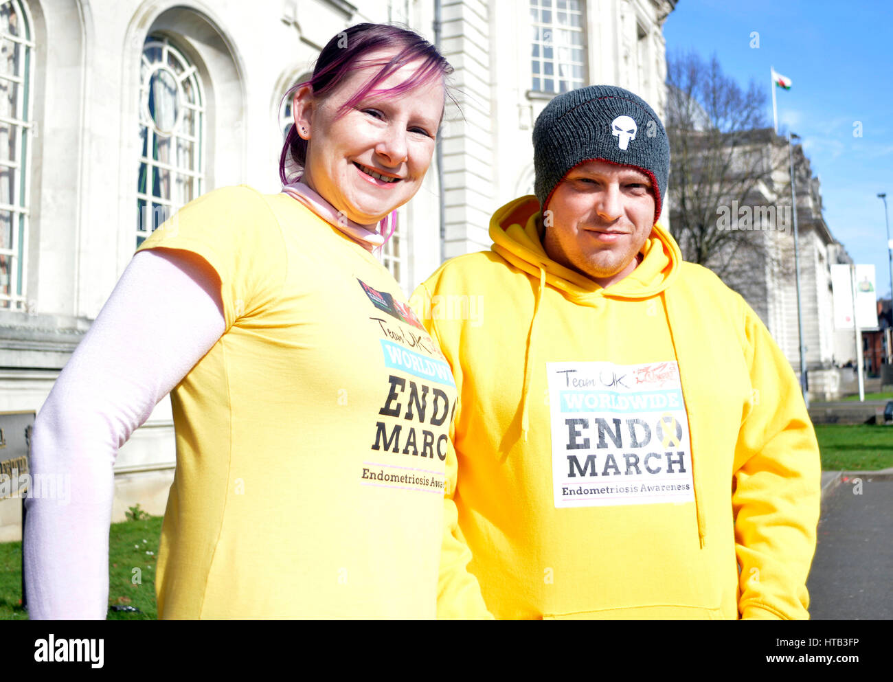 CARDIFF, VEREINIGTES KÖNIGREICH. 2. März 2017. Nicola Dally und Jay Dally vor Cardiff City Hall. Nicola, 35 von Pontypridd, ist Kapitän der Mannschaft für Worldwide Stockfoto