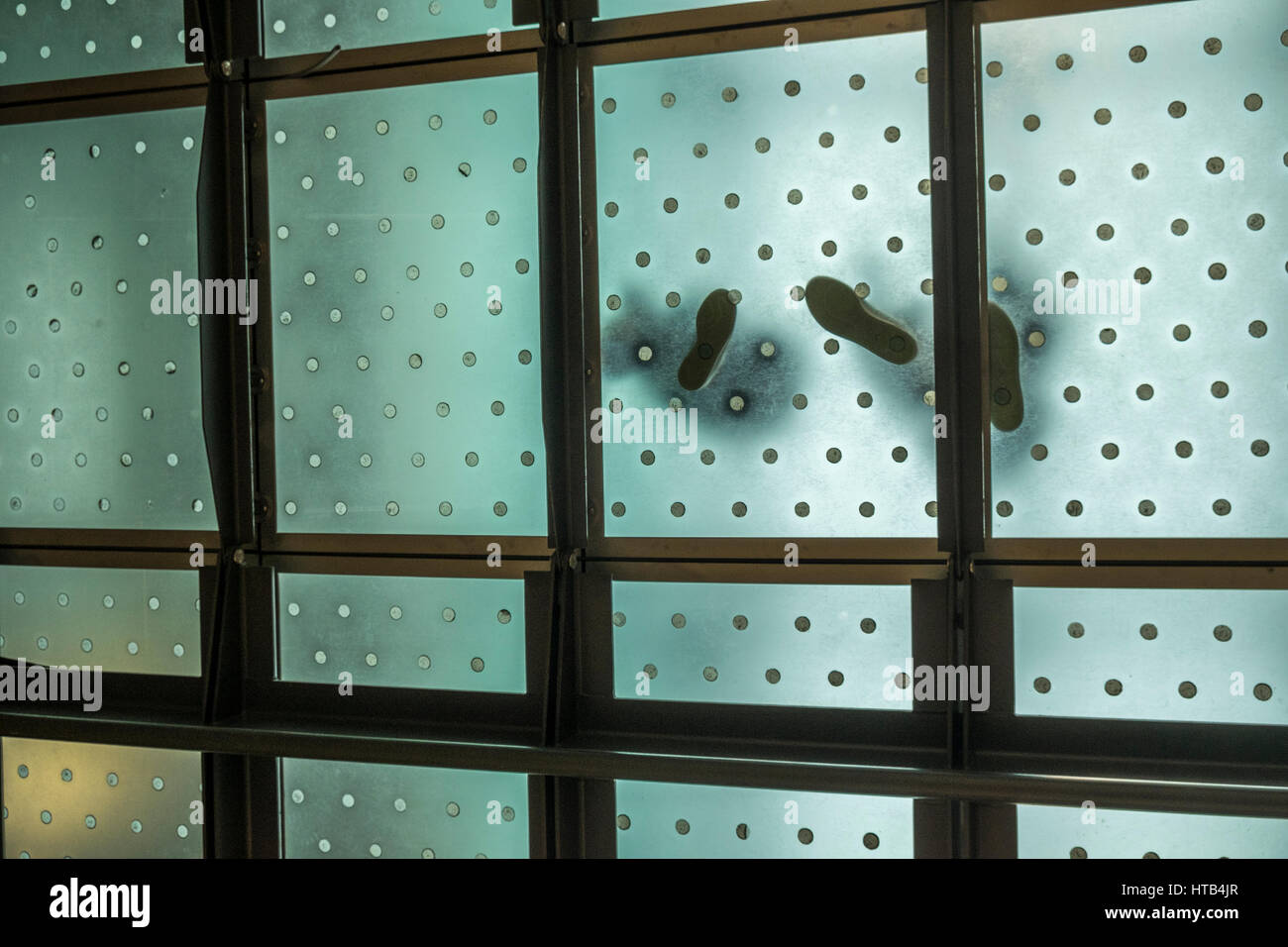 Nachschlagen von Fuß zu Fuß auf einem Glasboden oben sehen Stockfoto