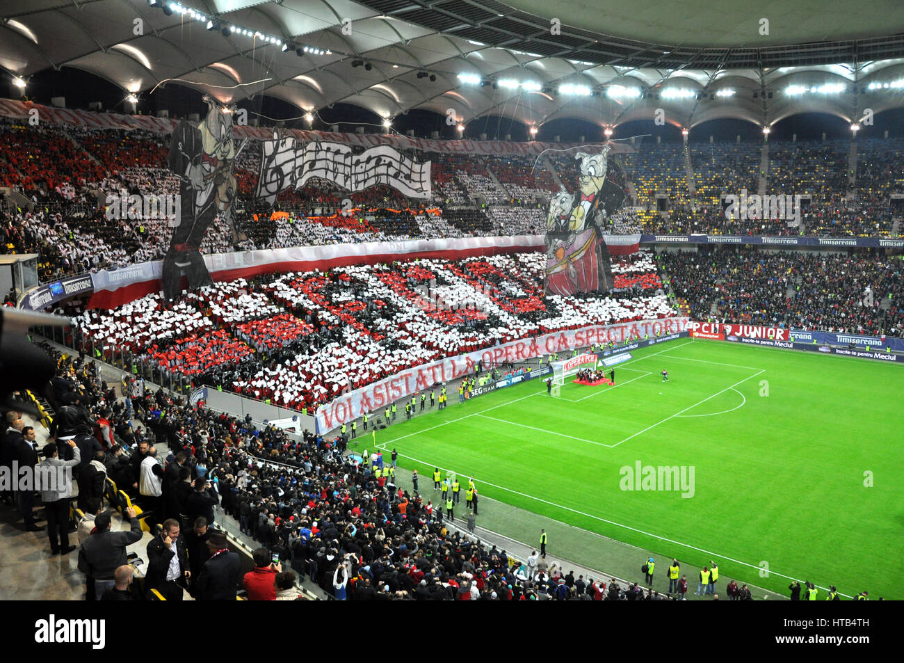 Bukarest - APRIL 17: Fußball-Fans von Dinamo Bukarest während eines Spiels  gegen Steaua Bukarest, in der National Arena Stadion, Endstand: 1: 1  Stockfotografie - Alamy