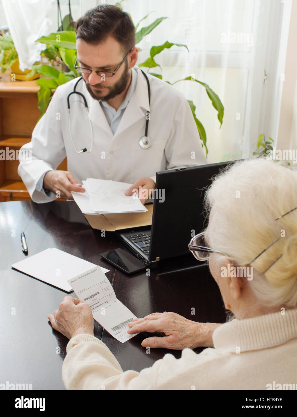Geriater Arzt mit dem Patienten in seinem Büro. Alte Frau beim Arzt Geriater. Stockfoto