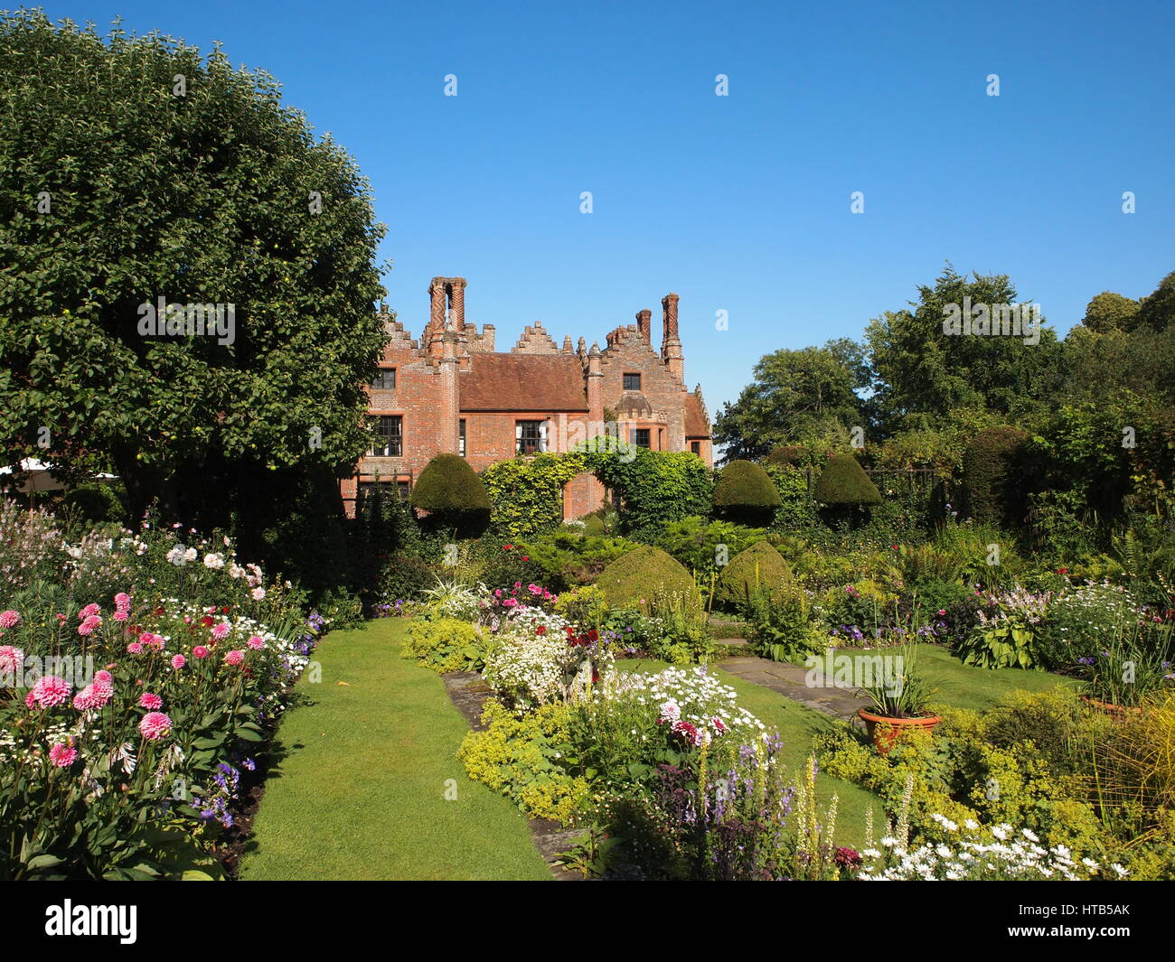 Chenies Herrenhaus mit Blick auf die bunten versunkene Garten im Juli