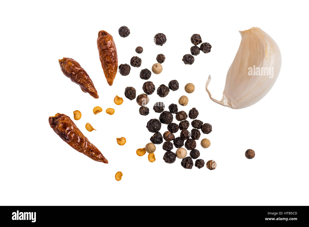Getrocknete Chilischoten mit schwarzen und weißen Pfefferkörner und Knoblauch isoliert auf einem weißen Hintergrund. Stockfoto