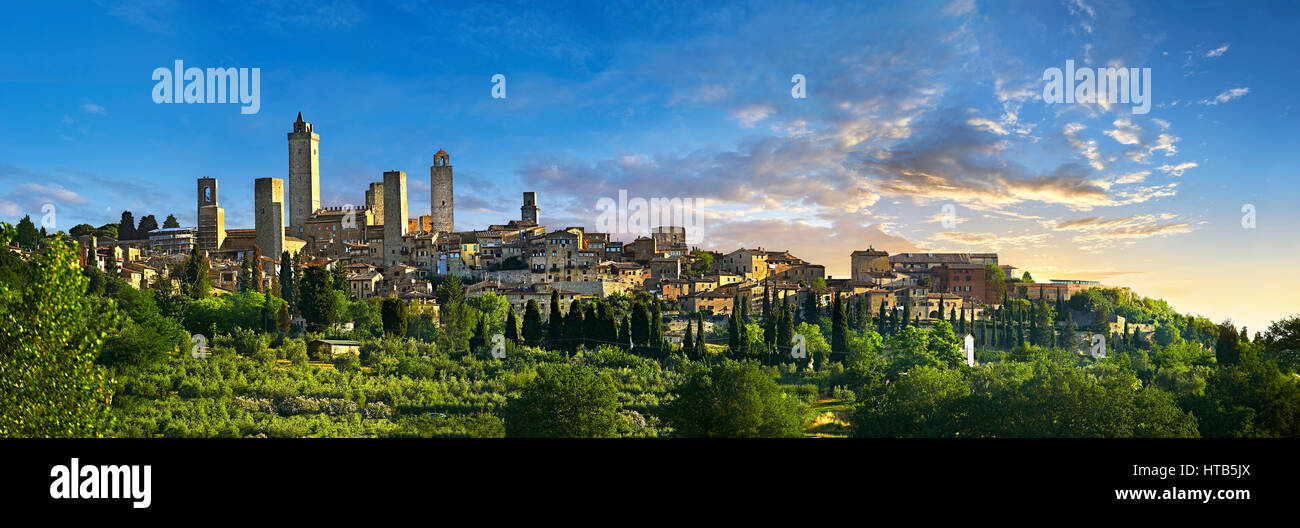 Panoramasicht auf das 13. Jahrhundert mittelalterliche Top Hügelstadt, Wände und Türme von San Gimignano. Toskana Italien Stockfoto