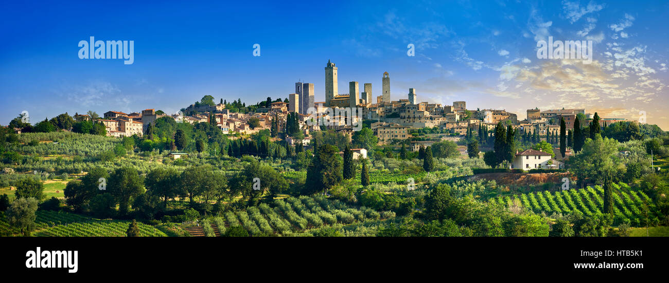 Panoramasicht auf das 13. Jahrhundert mittelalterliche Top Hügelstadt, Wände und Türme von San Gimignano. Toskana Italien Stockfoto