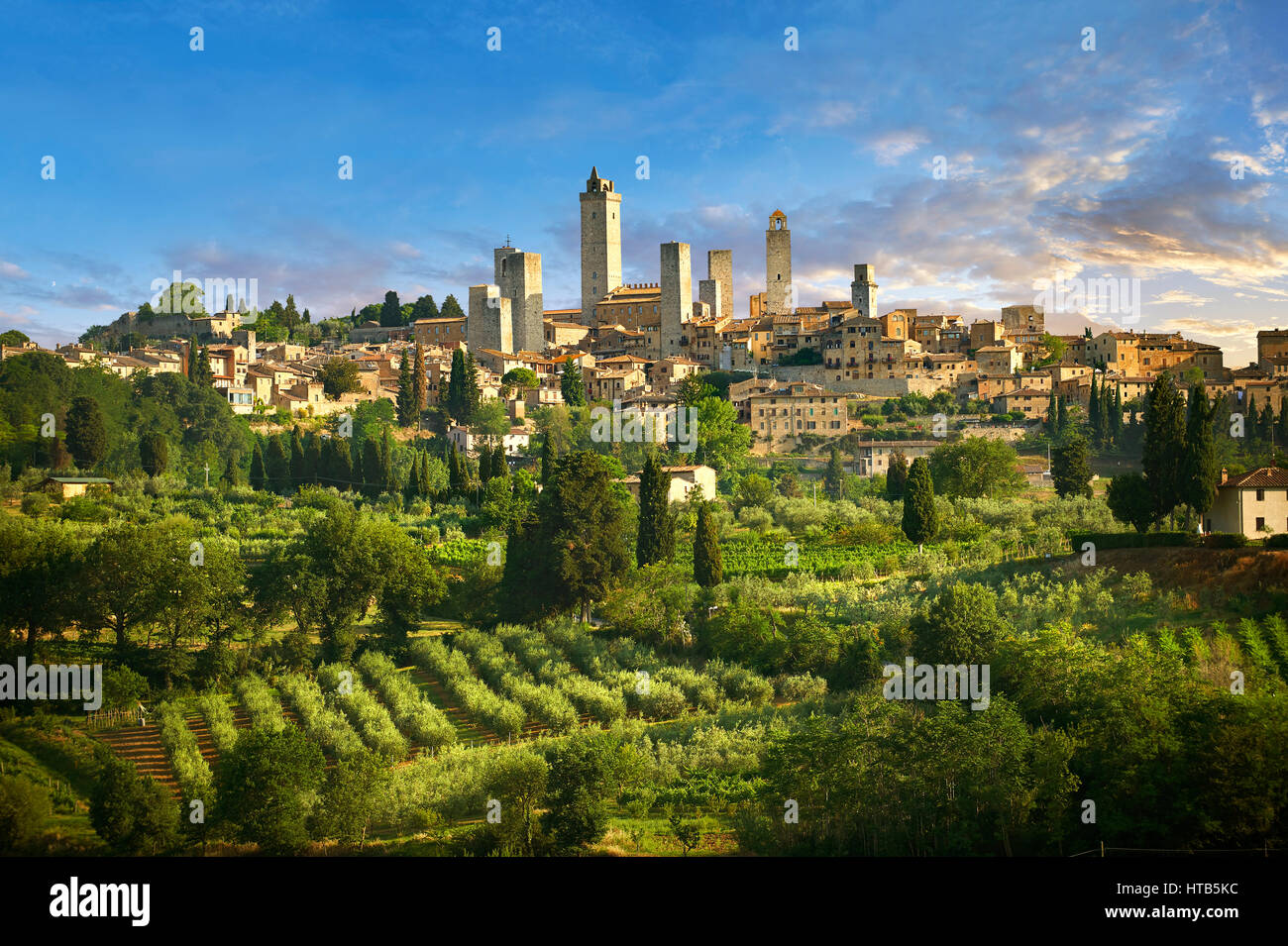 Panoramasicht auf das 13. Jahrhundert mittelalterliche Top Hügelstadt, Wände und Türme von San Gimignano. Toskana Italien Stockfoto