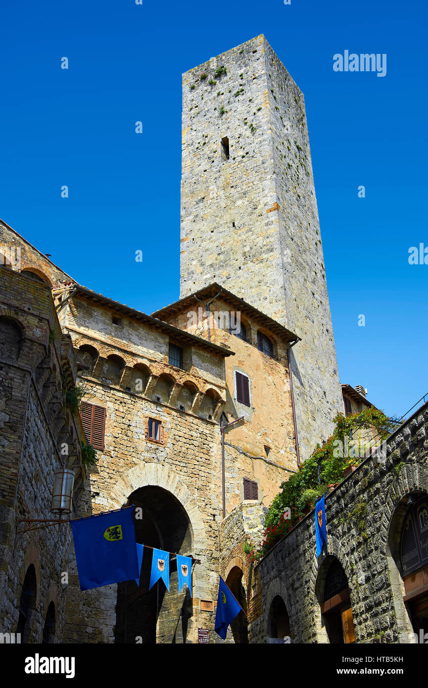 Das 13. Jahrhundert Eingangstor mit defensiven Turm von San Gimignano, Toskana Italien Stockfoto