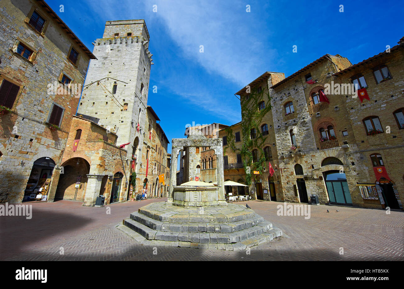 Mittelalterliche Gebäude der Piazza della Cisterna, San Gimignano, Toskana Italien Stockfoto