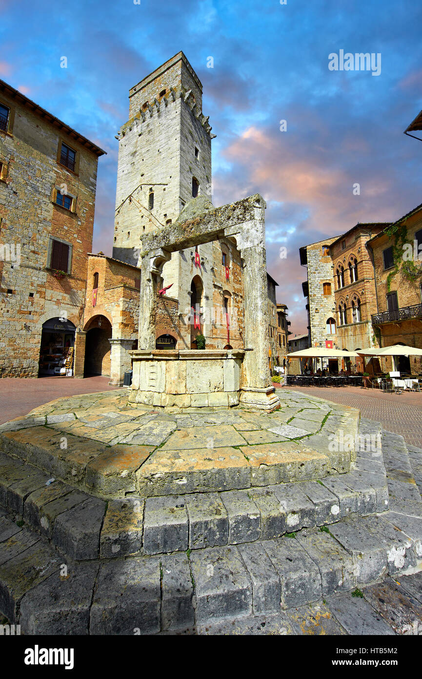 Mittelalterliche Gebäude der Piazza della Cisterna, San Gimignano, Toskana Italien Stockfoto