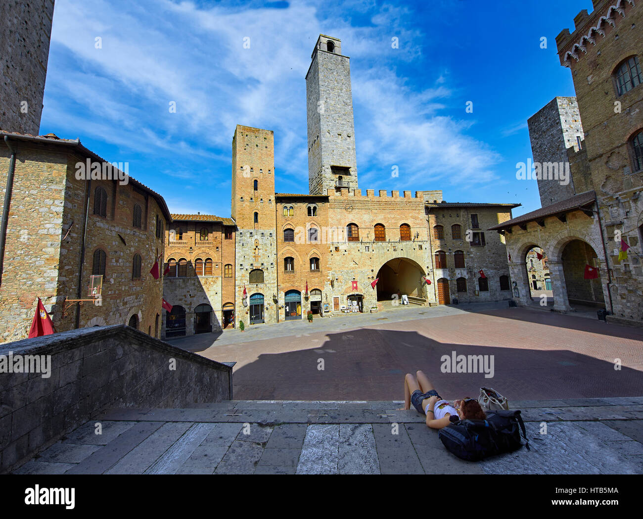 Die Piazza Duomo (Domplatz) von San Gimignano mit seinen mittelalterlichen Türmen gebaut als Wehrtürme und auch zu zeigen den Reichtum der Familien durch die he Stockfoto