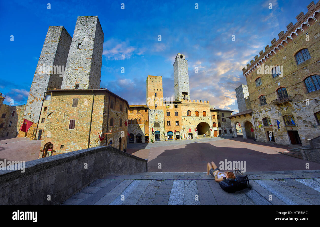 Die Piazza Duomo (Domplatz) von San Gimignano mit seinen mittelalterlichen Türmen gebaut als Wehrtürme und auch zu zeigen den Reichtum der Familien durch die he Stockfoto