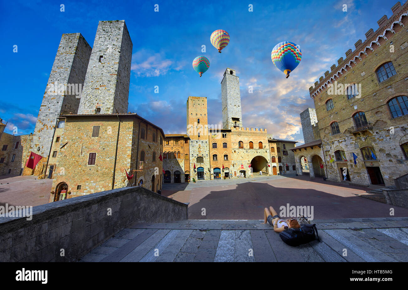 Heißluftballons über die Piazza Duomo (Domplatz) von San Gimignano, Toskana Italien Stockfoto