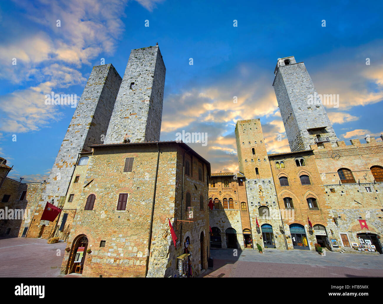 Piazza Duomo (Domplatz) von San Gimignano bei Sonnenuntergang, Toskana Italien Stockfoto