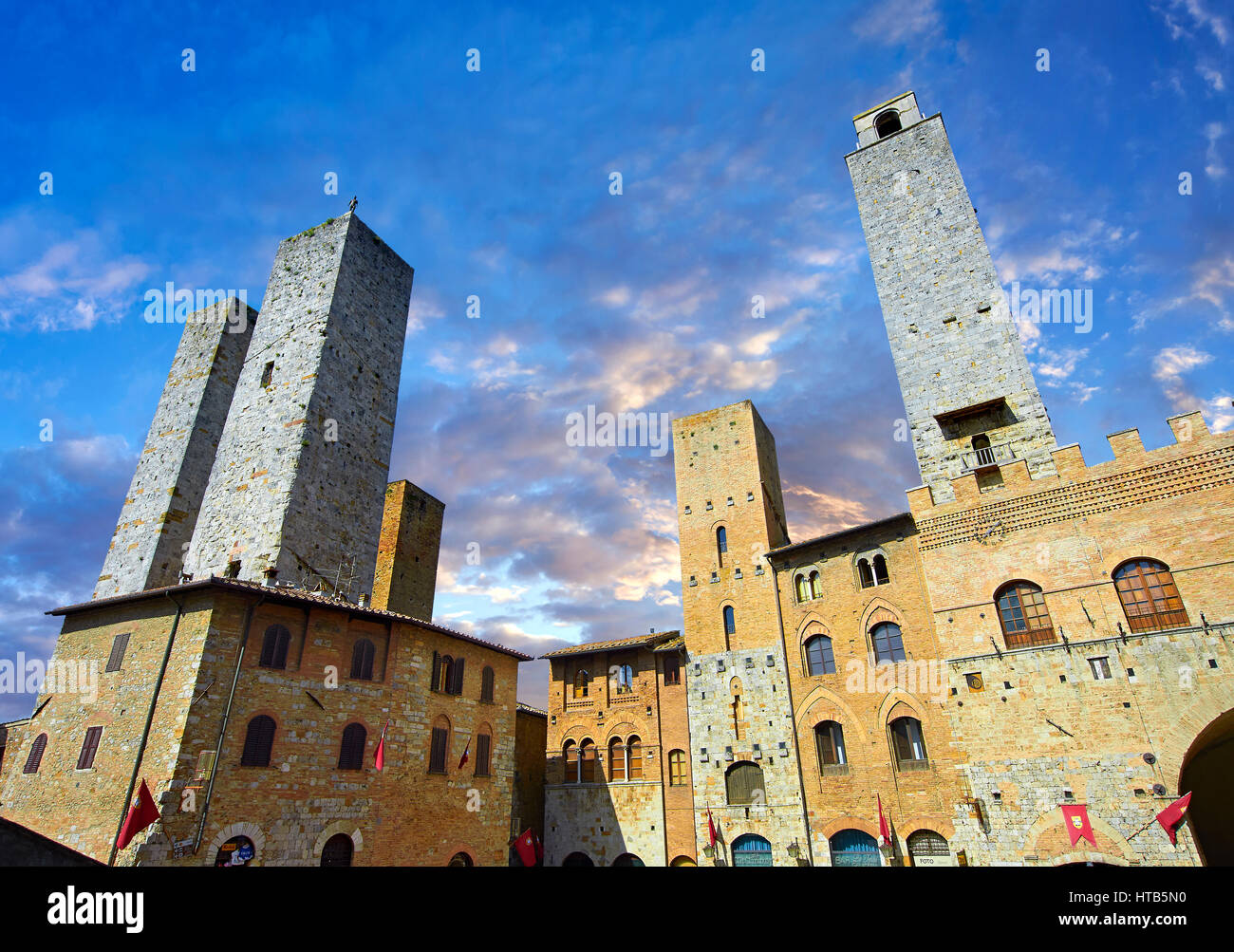 Piazza Duomo (Domplatz) von San Gimignano bei Sonnenuntergang, Toskana Italien Stockfoto