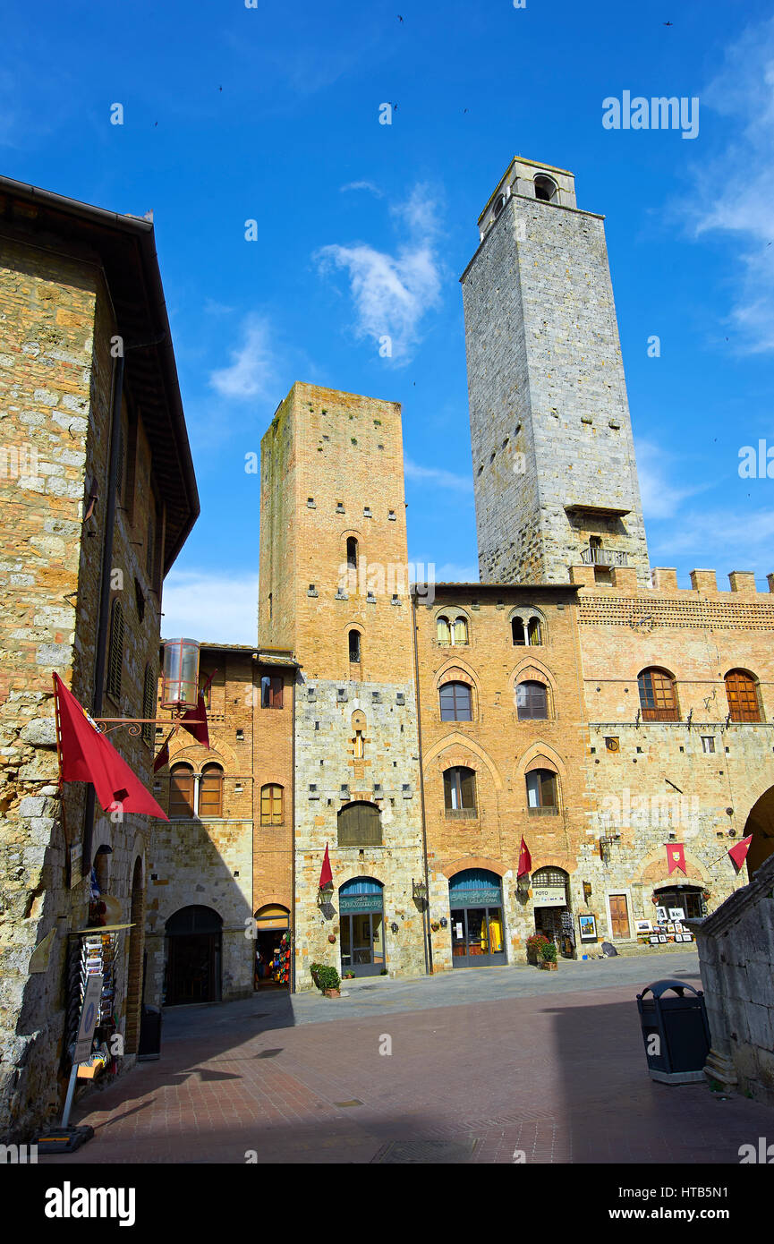 Piazza Duomo (Domplatz) von San Gimignano bei Sonnenuntergang, Toskana Italien Stockfoto