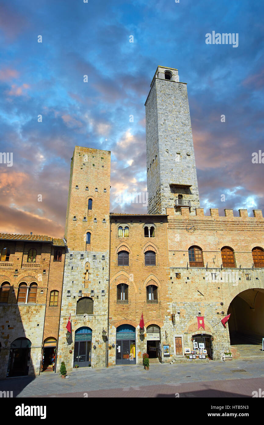 Piazza Duomo (Domplatz) von San Gimignano bei Sonnenuntergang, Toskana Italien Stockfoto
