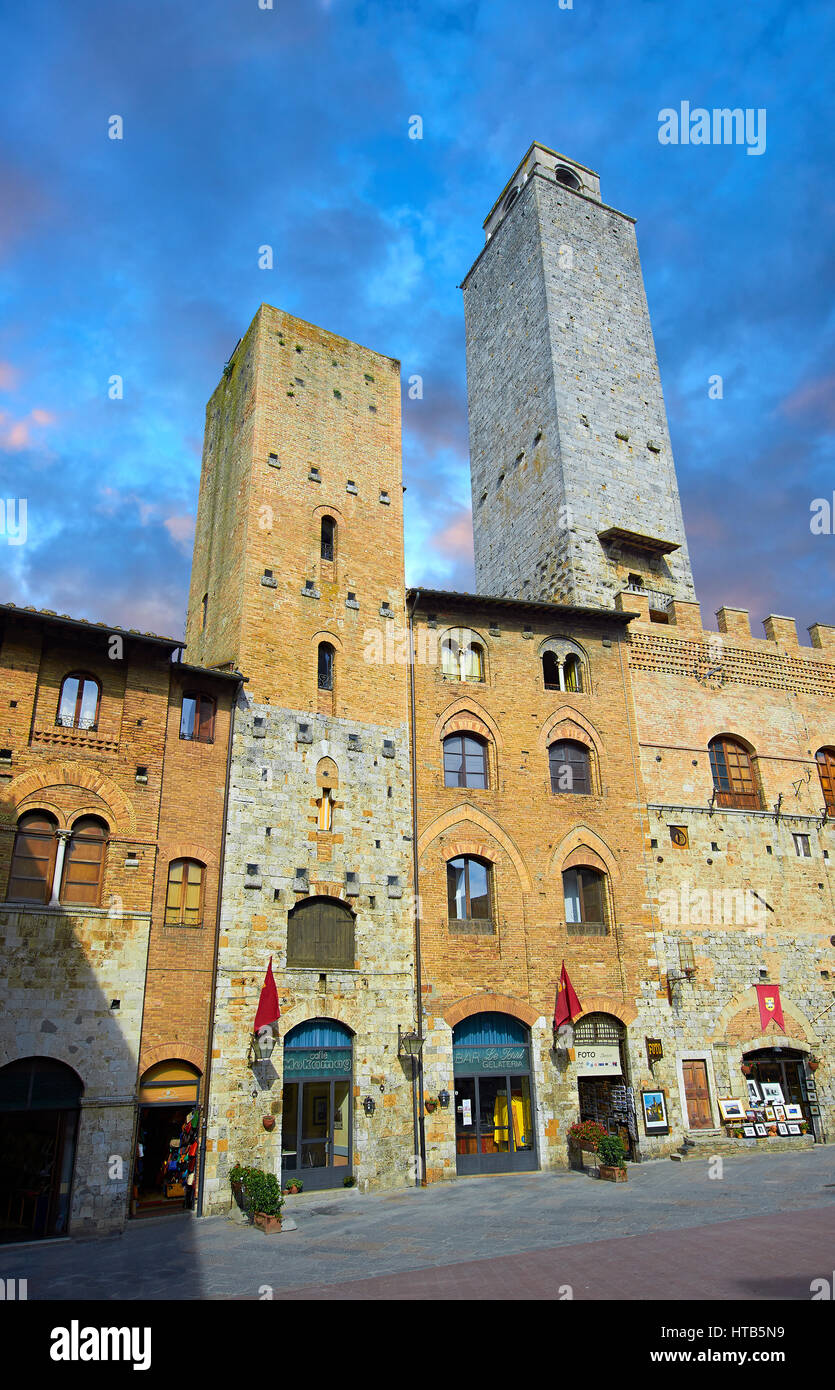 Piazza Duomo (Domplatz) von San Gimignano bei Sonnenuntergang, Toskana Italien Stockfoto