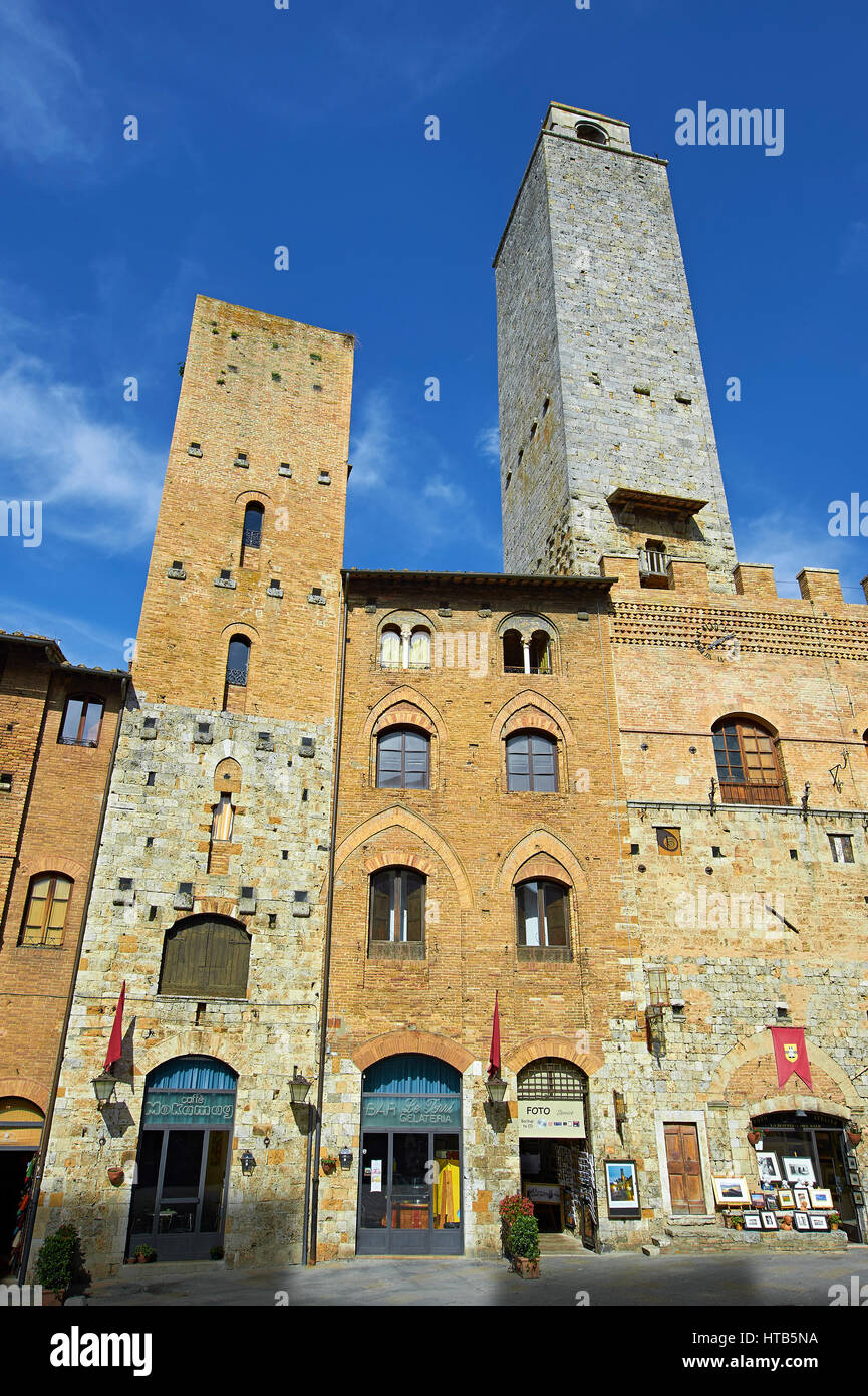 Piazza Duomo (Domplatz) von San Gimignano bei Sonnenuntergang, Toskana Italien Stockfoto
