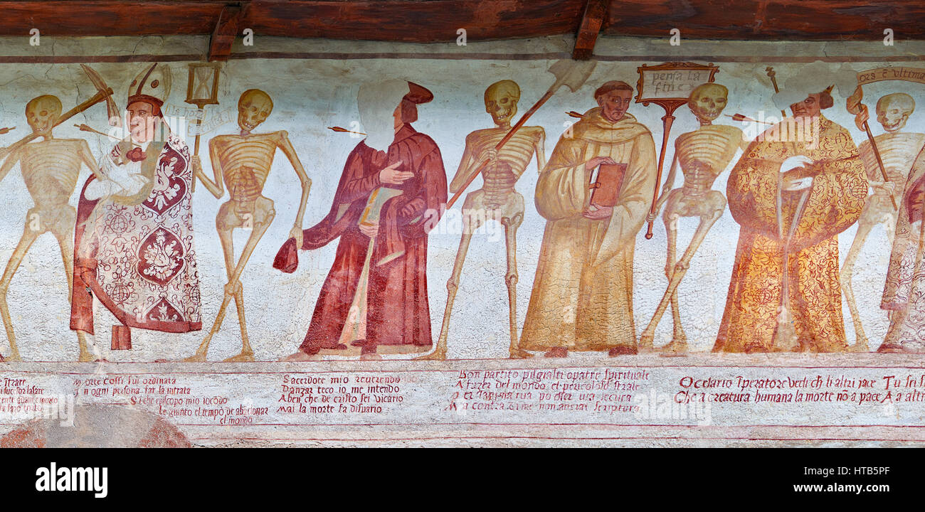 Die Fresken der Kirche von San Vigilio in Pinzolo, "Dance of Death", gemalt von Simone Baschenis von Averaria Pinzolo, Trentino, Italien Stockfoto