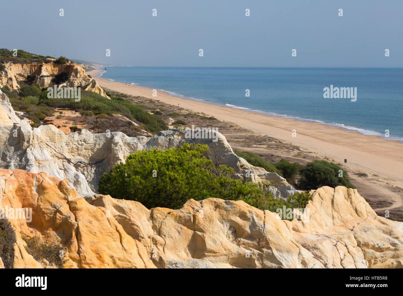 Sandigen Strand und Klippen, Mazagon, Costa De La Luz, Provinz Huelva, Andalusien, Spanien, Europa Stockfoto