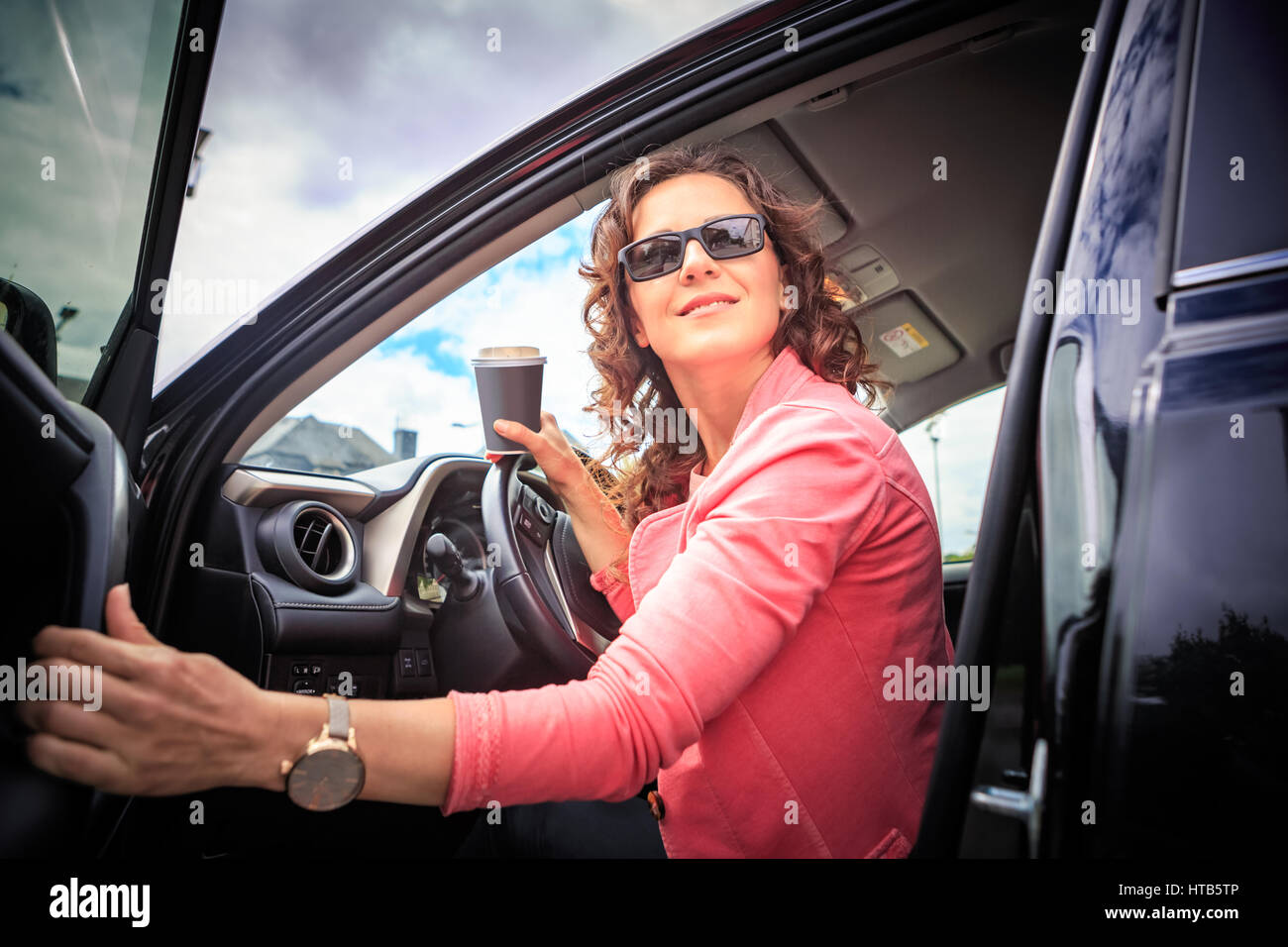 Porträt von einem weiblichen Autofahrer in der Stadt Stockfoto