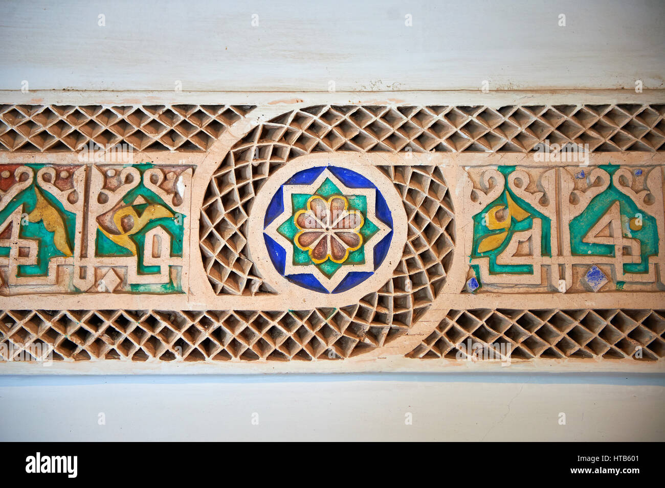 Berber Arabesque gemalt Morabe Platerwork architektonische Details aus der Petite Gericht, Bahia-Palast, Marrakesch, Marokko Stockfoto