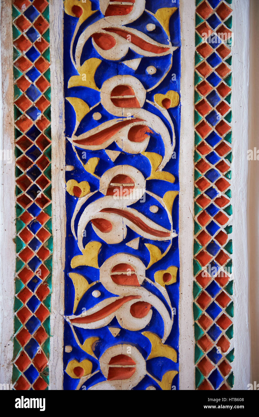 Berber Arabesque gemalt Morabe Platerwork architektonische Details aus der Petite Gericht, Bahia-Palast, Marrakesch, Marokko Stockfoto