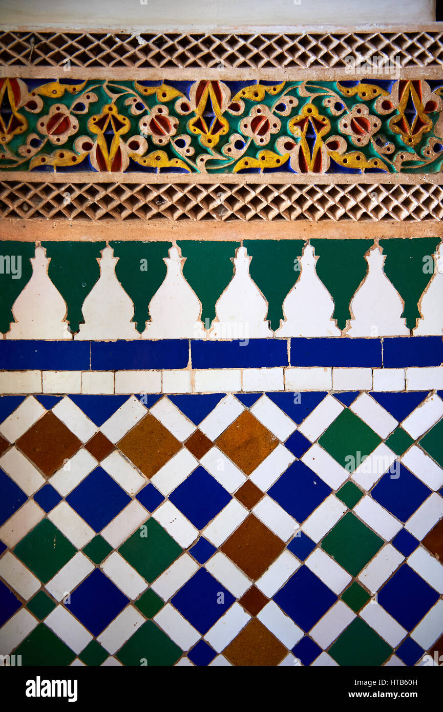 Zellige-Fliese Dekorplatten. Die Petite Gericht, Bahia-Palast, Marrakesch, Marokko Stockfoto