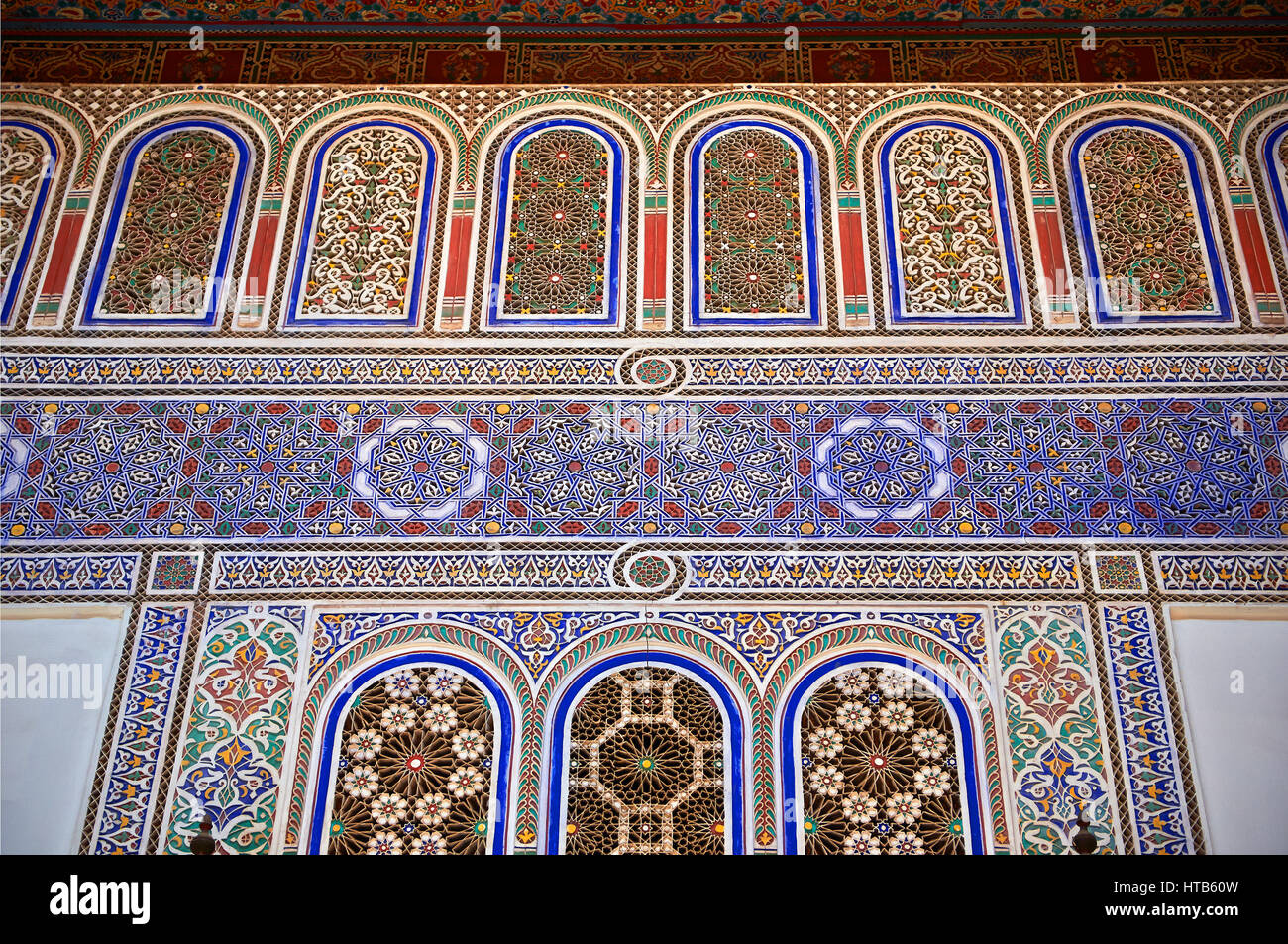 Berber Arabesque dekorative Moracbe Bou Ahmed Harem Verputz. Bahia-Palast, Marrakesch, Marokko Stockfoto