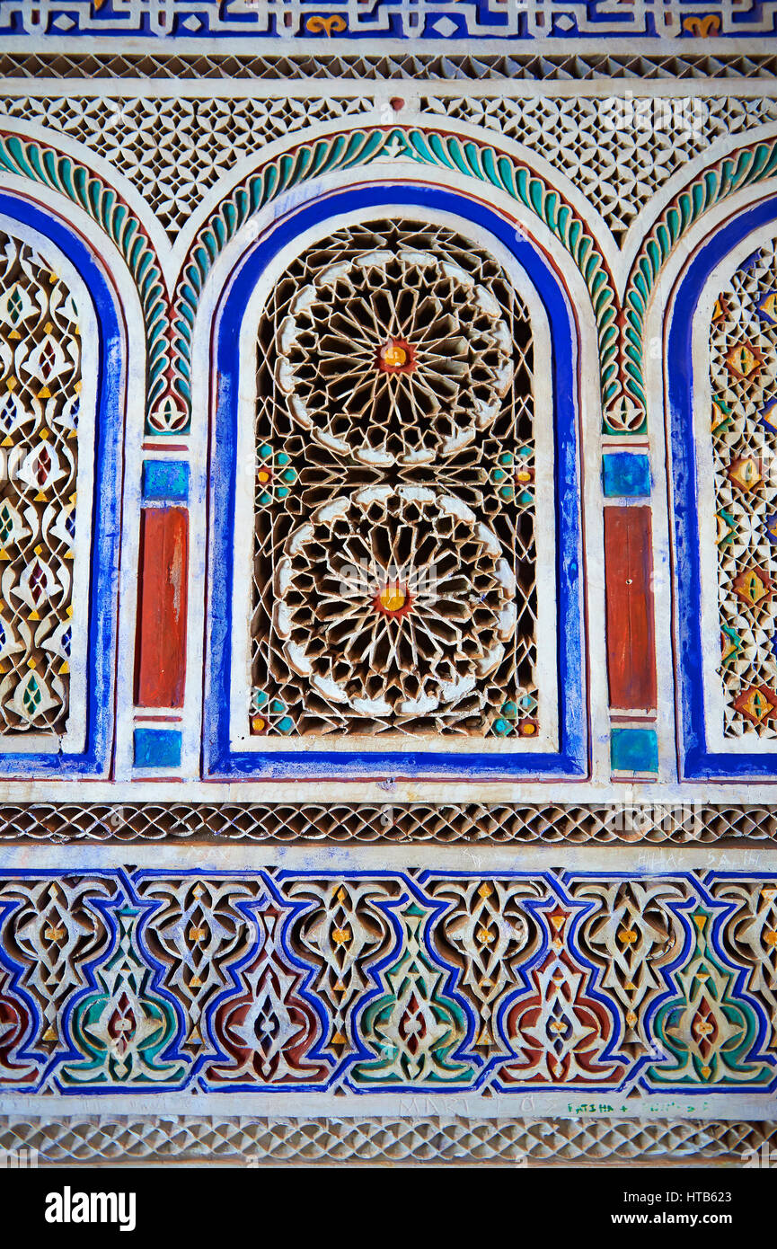 Berber Arabesque dekorative Moracbe Bou Ahmed Harem Verputz. Bahia-Palast, Marrakesch, Marokko Stockfoto