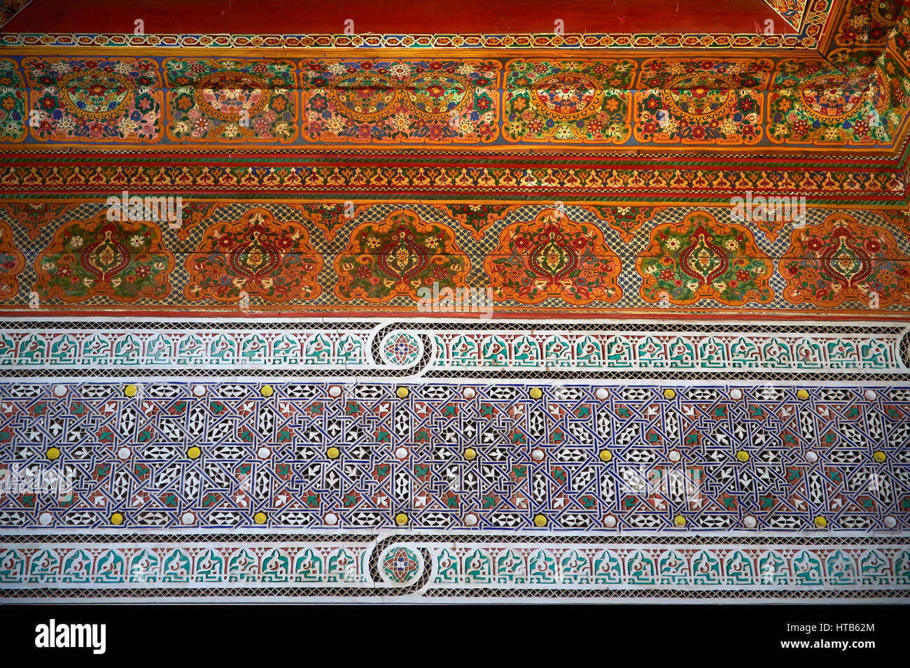 Berber Arabesque dekorative Waben Muqarnas Gips Hauptstädte der Bou Ahmed Harem. Bahia-Palast, Marrakesch, Marokko Stockfoto