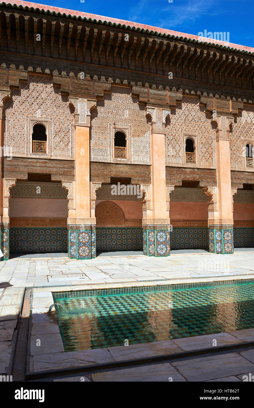 Berber Arabesken Morcabe Stuckarbeiten des 14. Jahrhunderts rekonstruierte Ben Youssef Madersa (islamische Hochschule) von Saadian Sultan Abdallah al-Ghalib Stockfoto