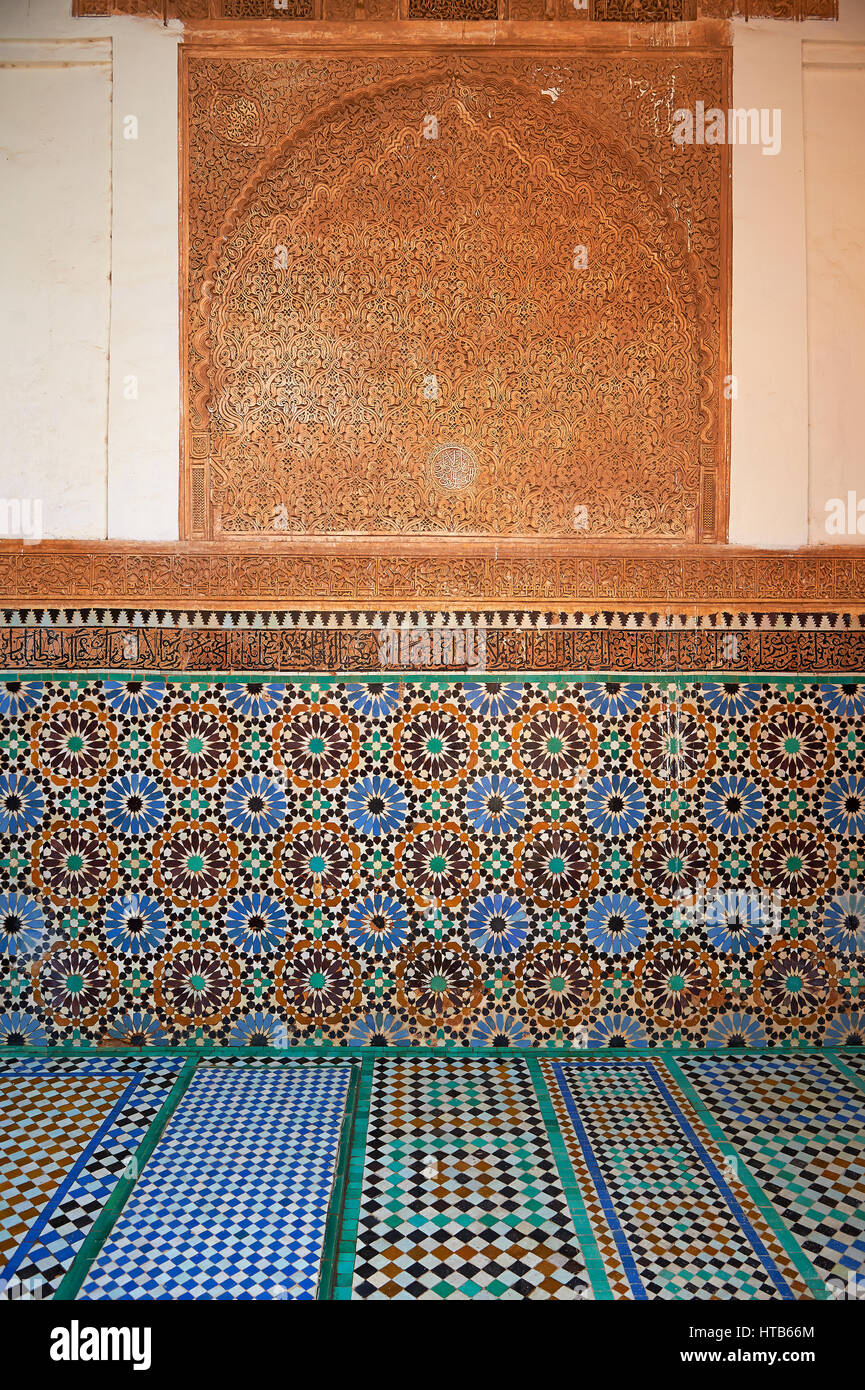 Die Arabeske Zelige Fliesen und die Architektur der Saadian Gräber aus dem 16. Jahrhundert Mausoleum der Herrscher Saadian, Marrakesch, Marokko Stockfoto