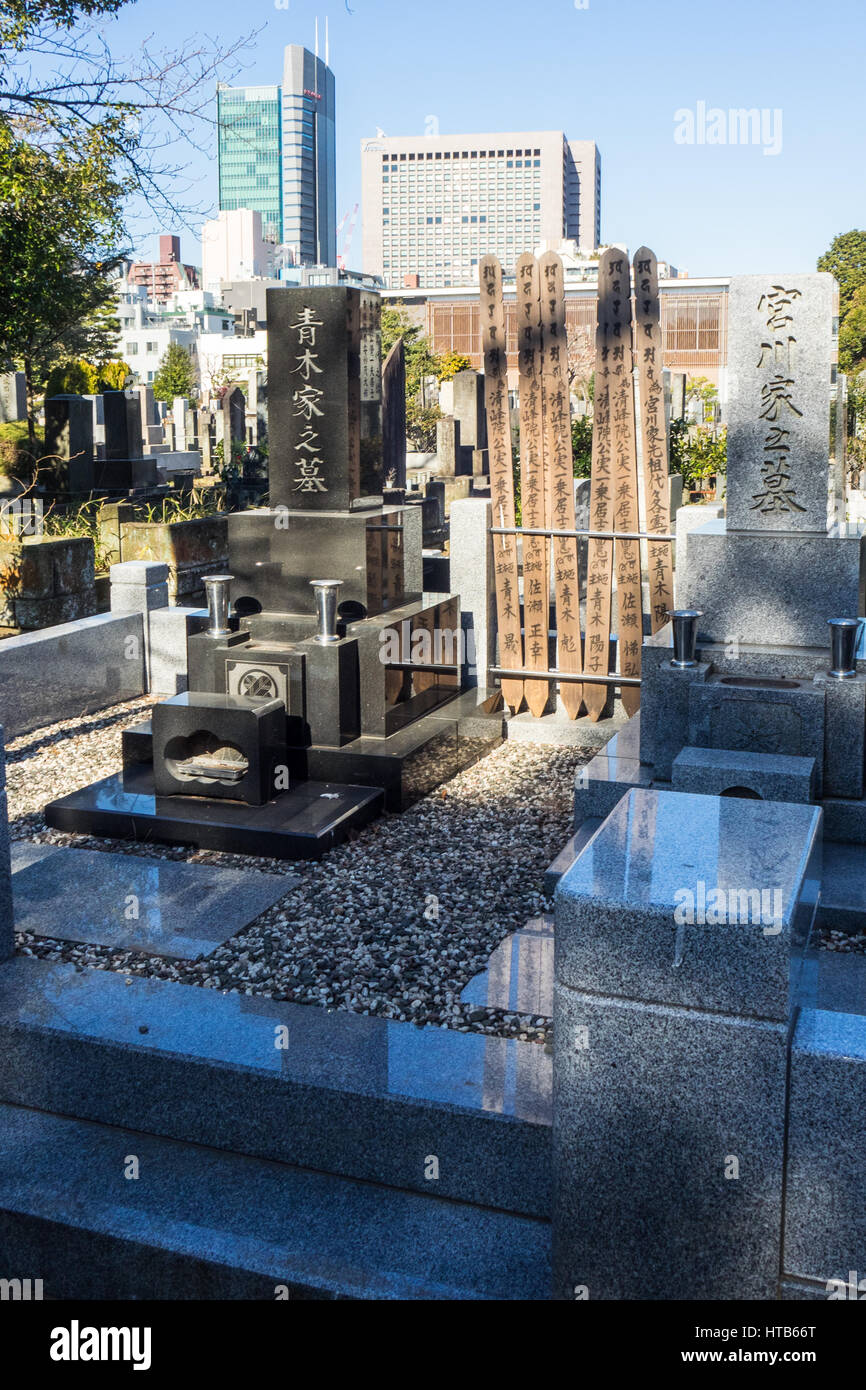 Buddhistische Grabstätte mit hölzernen Sotōba auf Aoyama Friedhof, Tokio, Japan. Stockfoto