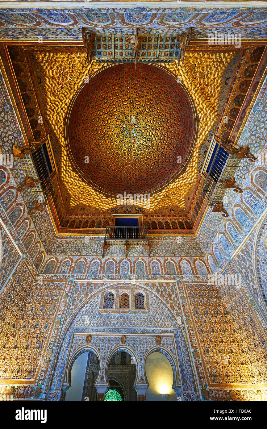 Arabesque Mudjar Stuckarbeiten des 12. Jahrhunderts Daches des Salón de Embajadores (Ambassadors Halle oder Saal des Thrones). Alcázar von Sevilla, Sevilla, Spa Stockfoto