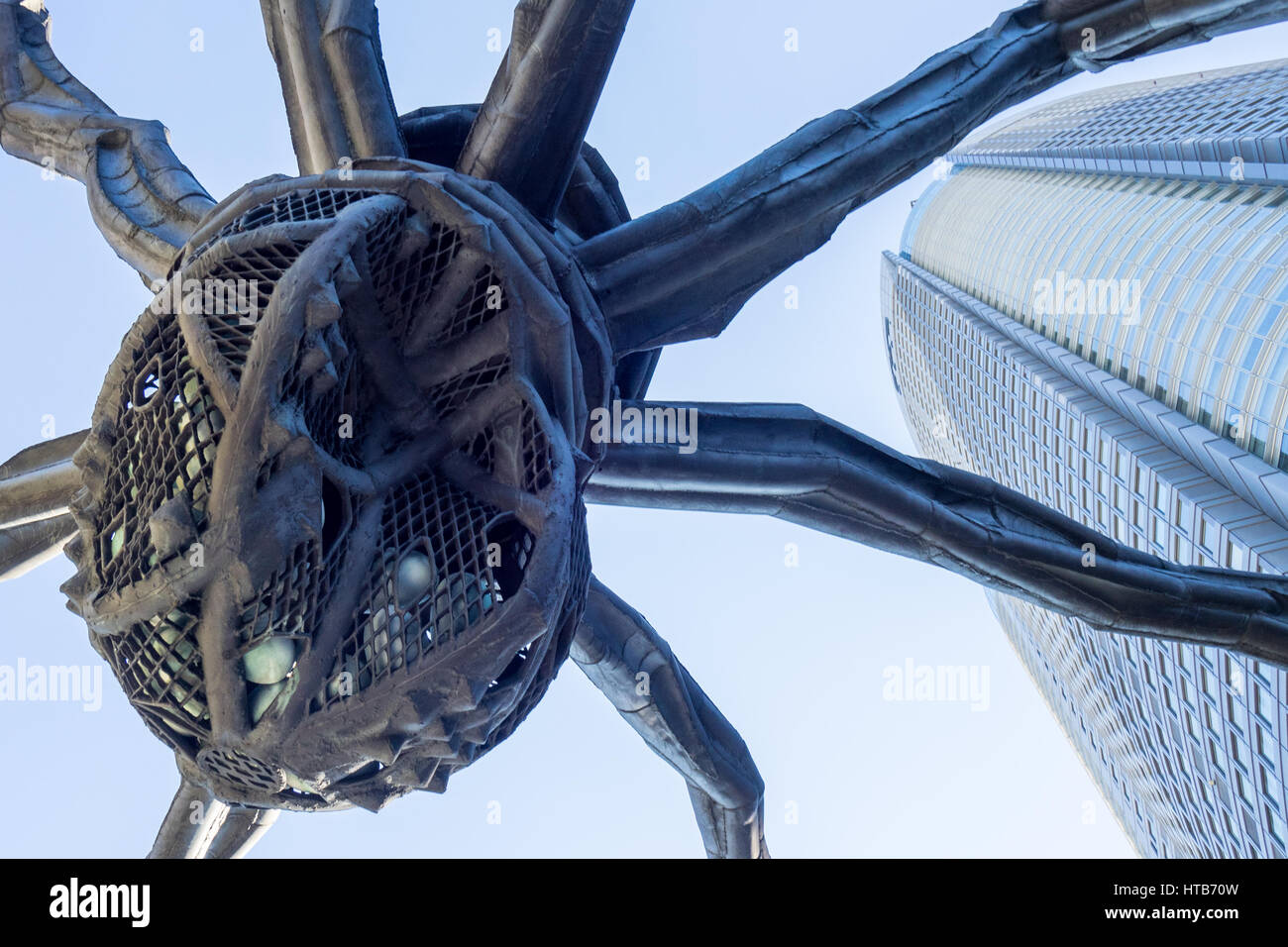 Maman, Bronze und Marmor Skulptur einer Spinne von der Künstlerin Louise Bourgeois, am Fuße des Roppongi Hills Mori Tower Tokyo. Stockfoto