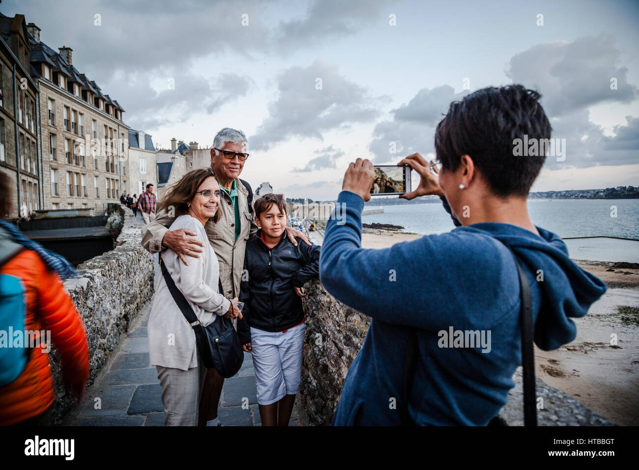 Menschen, die Bilder an den Wänden der Stadt. Saint-Malo ist eine Stadt in der Bretagne im Nordwesten Frankreichs Stockfoto