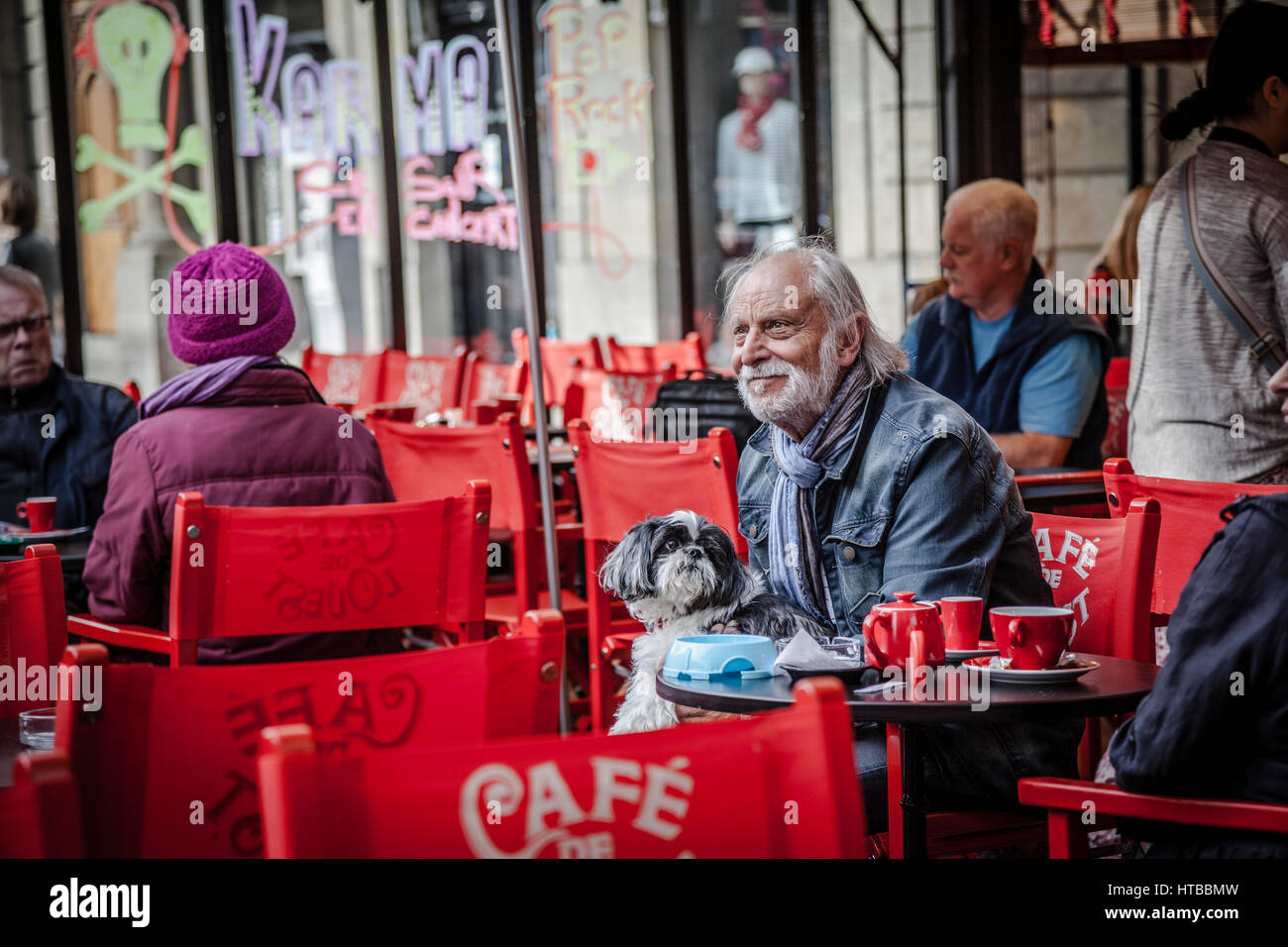 Menschen sind zu Mittag im Outdoor-Restaurant in Saint-Malo, Britany, Frankreich Stockfoto